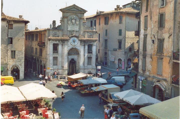 piazza-del-mercato-in-just-round-the-corner-from-my-home-in-spoleto-1